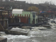 Природа проти скреп: Від Керченського мосту знову відвалилися деталі (відео)