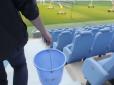 За зайву імпульсивність: Турецький футбольний клуб змусив вболівальника помити 10 тисяч крісел на стадіоні (відео)