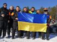 Українські нардепи розгорнули прапор України за полярним колом (фото)