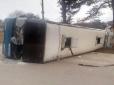Водій не впорався із керуванням на підйомі: Автобус із прочанами перекинувся на Прикарпатті (фото)