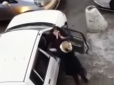 Неймовірне видовище: Дві жінки стали зірками соцмереж в результаті конфлікту на паркінгу (відео)