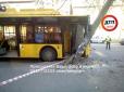 Так буває: У Києві водій тролейбуса повалив стовп (фотофакти)