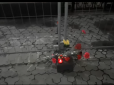 Жалісливі люди таки знайшлись: Під посольство РФ у Києві принесли квіти (відео)