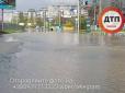 Затопило: На Великдень у Києві стався потужний прорив труби (фото)