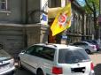 Ватників попереджували: В Одесі затримали чоловіків, які встановили на авто прапор з комуністичною символікою (фото)