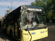 Не розминулися: Тролейбус з пасажирами у Києві збив бетонний стовп (фото)