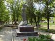 Кумедна декомунізація: На Луганщині на місце пам'ятника Леніну встановили...Чіполіно (фотофакт)
