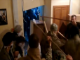 У мережі показали відео сутичок між активістами та правоохоронцями у штабі ОУН