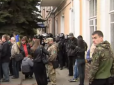 Кількох затриманих із київського офісу ОУНівців із поліції терміново госпіталізували (відео)