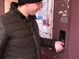 Запевняє - зручно: Росіянин вшив в руку чіп від домофона (фото, відео)