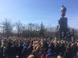У центрі Харкова попрощалися із загиблою кулеметницею з позивним 