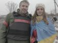 Незважаючи на глузування, погрози, вона стояла на вулиці з синьо-жовтими прапорами​​