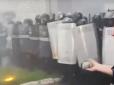 У хід пішли вибухівка та сльозогінний газ. 
